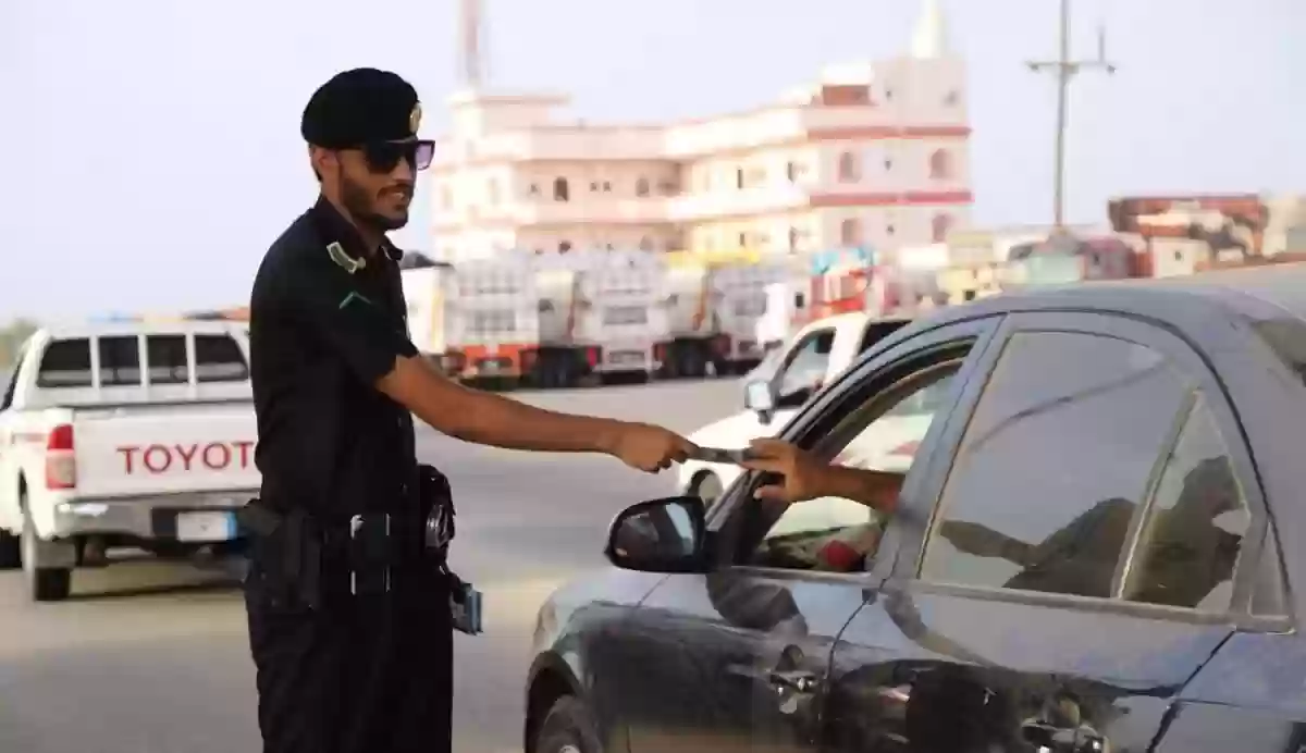 المرور السعودي يُعلن عن قيمة مخالفة المراوغة بين المركبات