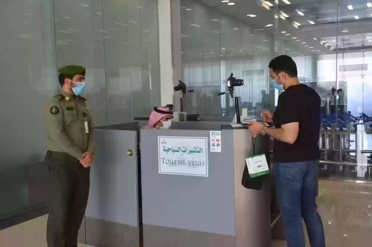 جوازات مطار حائل الدولي تتصدى لمسافر 